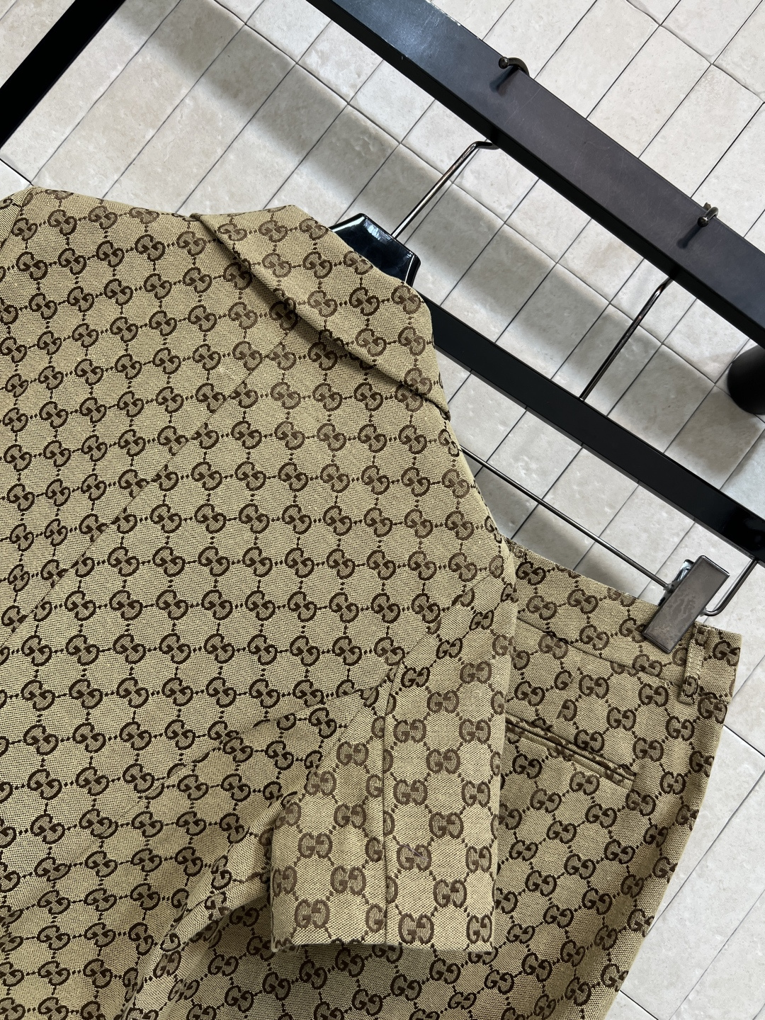 G家 26春夏新款 复古老花短袖套装 短款上衣+高腰短裤 金扣马衔扣点缀 采用全棉GG面料 上身利落不臃