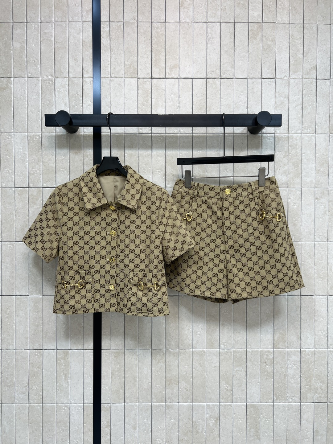 G家 26春夏新款 复古老花短袖套装 短款上衣+高腰短裤 金扣马衔扣点缀 采用全棉GG面料 上身利落不臃