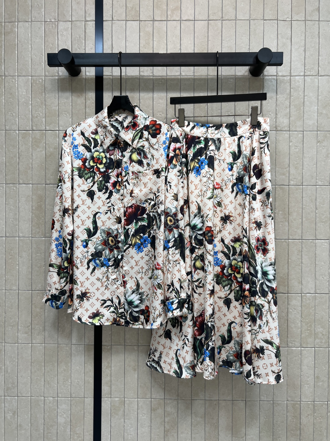 NO:796362,Tops and skirts L Home 26 new spring and summer style Retro print suit Lapel shirt + wide hem skirt Retro floral and presbyopic design Full of high-end feel The skirt is three-dimensionally cut to cover the crotch and hide the flesh. It can change into a 30-70 ratio in seconds. Whether it is daily commuting or vacation wear, one set directly captures the French lazy atmosphere. Two colors and three codes Size/S-M-L, Louis Vuitton, skirts, shirts,19860909上衣半裙L家 26春夏新款 复古印花套装 翻领衬衫+大摆半裙 复古花卉还有老花设计 高级感满满 半裙立体剪裁 遮胯藏肉 秒变三七分比例 无论是日常通勤出行还是度假穿搭 一套直接拿捏法式慵懒氛围 两色三码Size/S-M-L,,louis vuitton,skirts,shirts,,Women's clothing