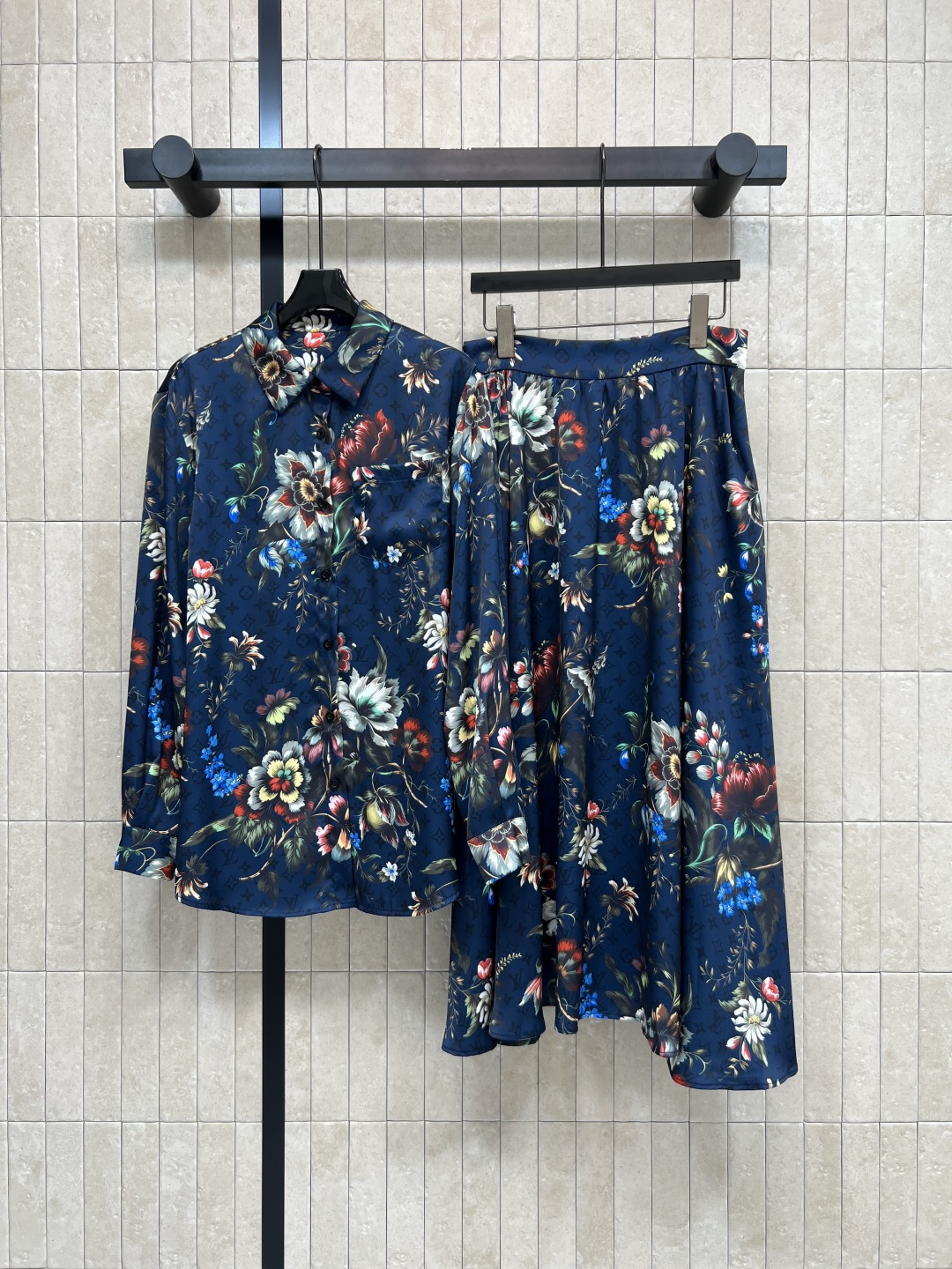 NO:796358,Tops and skirts L Home 26 new spring and summer style Retro print suit Lapel shirt + wide hem skirt Retro floral and presbyopic design Full of high-end feel The skirt is three-dimensionally cut to cover the crotch and hide the flesh. It can change into a 30-70 ratio in seconds. Whether it is daily commuting or vacation wear, one set directly captures the French lazy atmosphere. Two colors and three codes Size/S-M-L, Louis Vuitton, skirts, shirts,19860909上衣半裙L家 26春夏新款 复古印花套装 翻领衬衫+大摆半裙 复古花卉还有老花设计 高级感满满 半裙立体剪裁 遮胯藏肉 秒变三七分比例 无论是日常通勤出行还是度假穿搭 一套直接拿捏法式慵懒氛围 两色三码Size/S-M-L,,louis vuitton,skirts,shirts,,Women's clothing