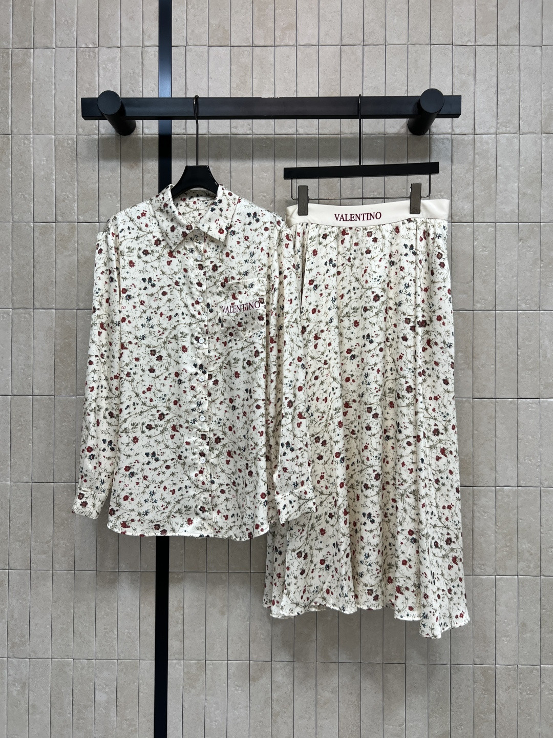 NO:796352,Previous Skirt V Home 26 Spring and Summer New Style Retro Floral Suit Lapel shirt + wide hem skirt Silky and skin-friendly The drape is full The shirt has a loose fit The large hem of the skirt perfectly modifies the body shape Modifies the hidden muscles and makes you look slimmer One set directly captures the sense of relaxation Pair it with casual shoes or sandals The Korean style is lazy and can directly fill up the body Wear for commuting to show your temperament Wear super softly for dates Wear more than enough for vacation One set can be used for all occasions  One color and three sizes Size/S-M-L,,sandals,skirts,shirts,19860909上 半裙V家 26春夏新款 复古碎花套装 翻领衬衫+大摆半裙 丝滑亲肤 垂坠感拉满 衬衫版型宽松 半裙大摆完美修饰身形 修饰藏肉显瘦 一套直接拿捏松弛感 随便搭个单鞋 凉鞋 韩系慵懒感直接拉满 通勤穿显气质 约会穿超温柔 度假穿超出片 一套搞定所有场合 一色三码Size/S-M-L,,sandals,skirts,shirts,,Women's clothing