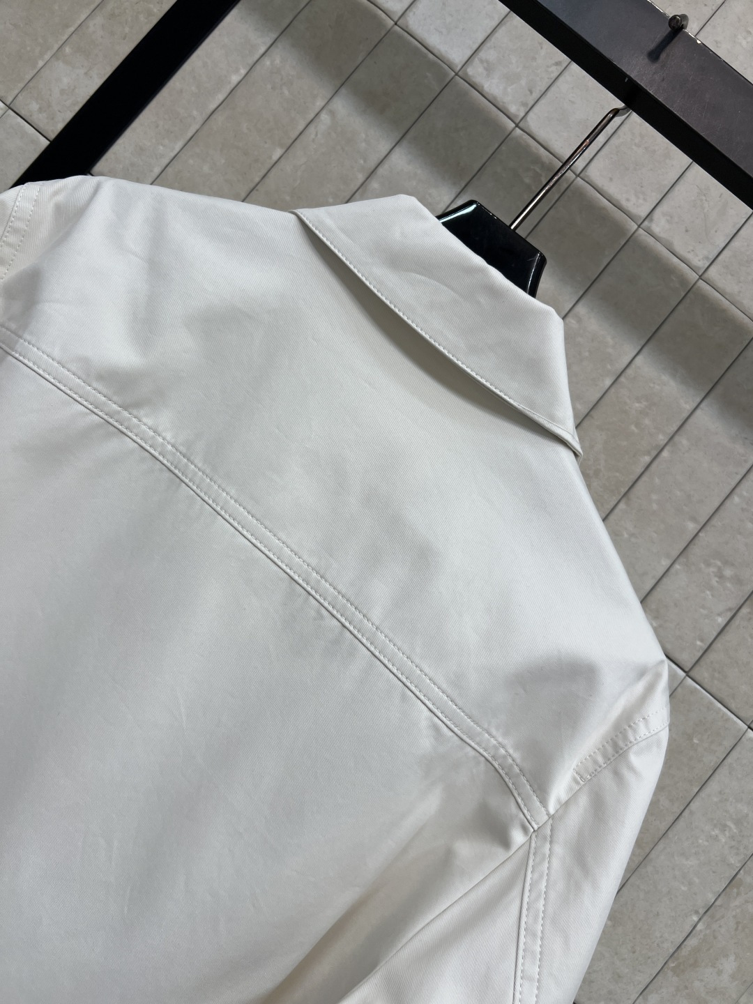 LW家 26春夏新款 翻领短款外套 单排扣+收腰剪裁+同色系刺绣logo 高级感拉满 面料挺括有质感 上