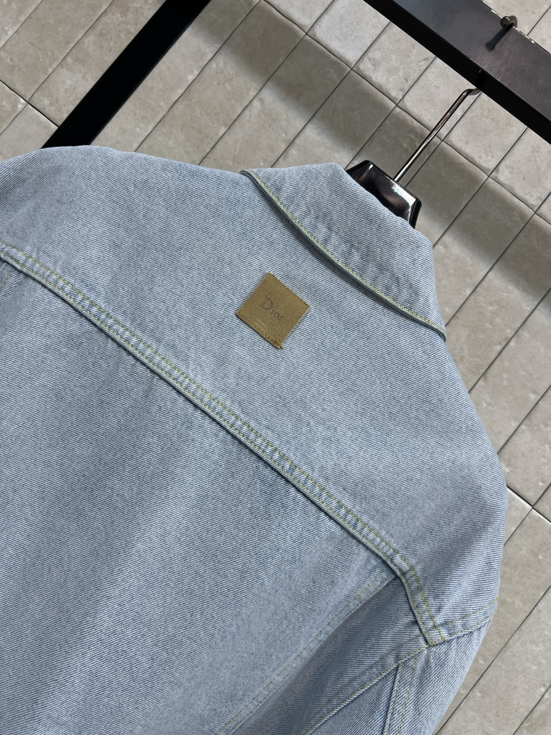 D家 26春夏新款 刺绣牛仔外套 经典牛仔版型 宽松不挑身 慵懒随性又藏肉 简约翻领+精致徽章刺绣 细节