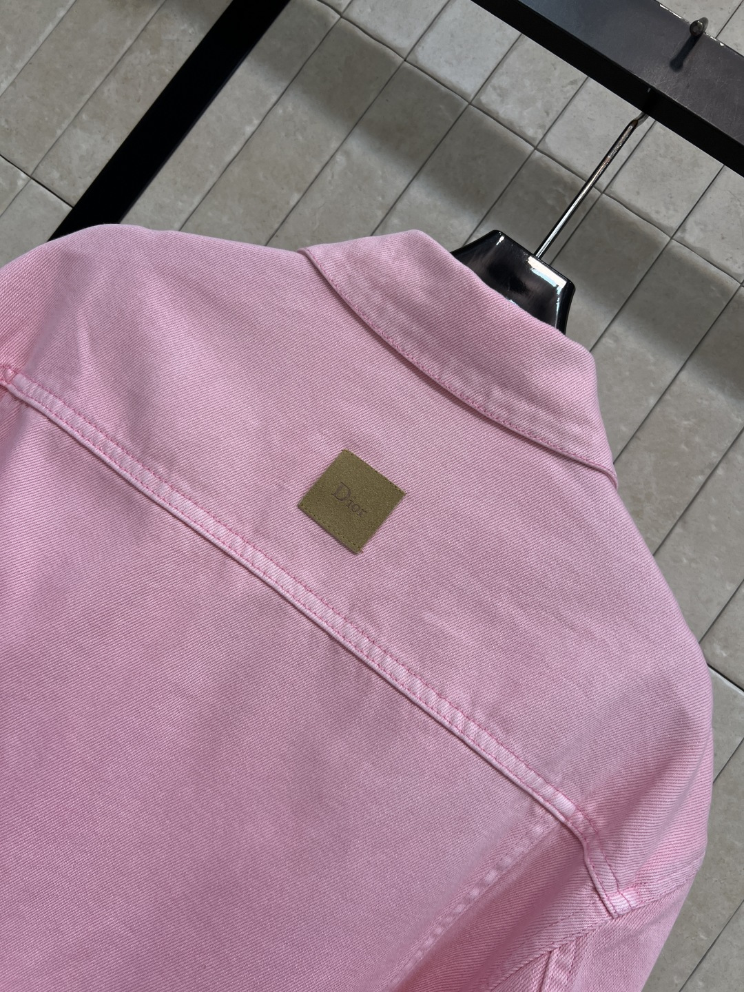 D家 26春夏新款 粉色牛仔外套 高品质牛仔面料 短款设计+胸前Logo刺绣 低调又有设计感 打破单调 