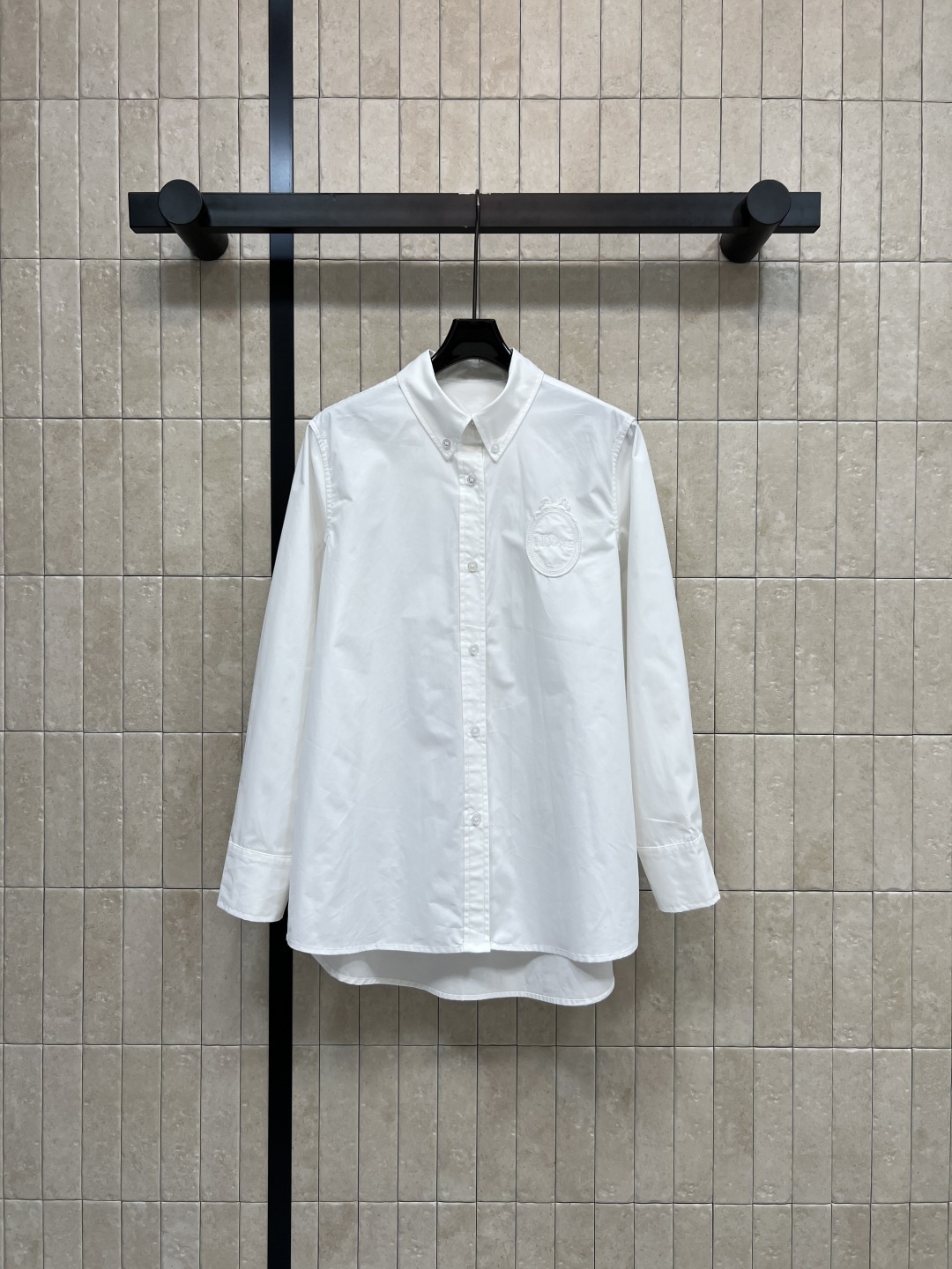 D家 26春夏新款 刺绣徽章衬衫 经典翻领+宽松版型 面料挺括透气 胸前精致同色系徽章刺绣 简约大气 前