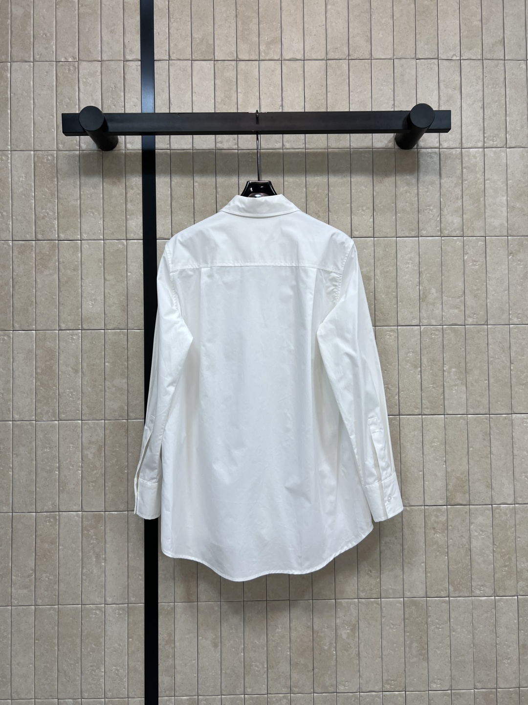 D家 26春夏新款 刺绣徽章衬衫 经典翻领+宽松版型 面料挺括透气 胸前精致同色系徽章刺绣 简约大气 前