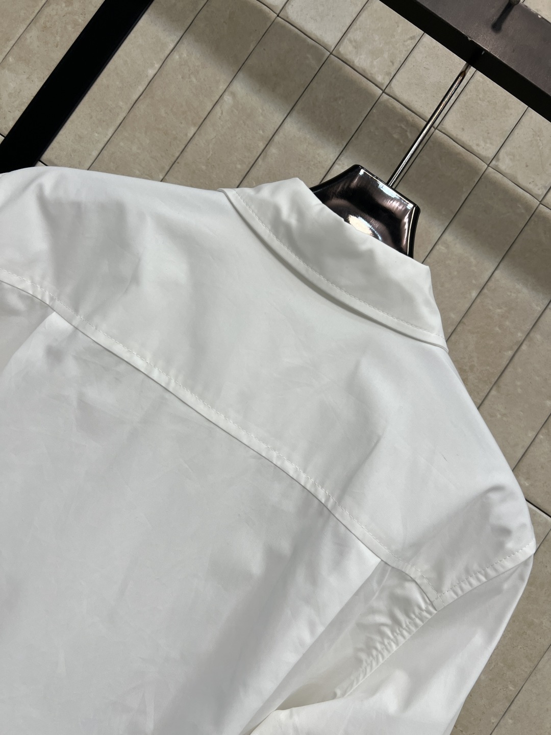 D家 26春夏新款 刺绣徽章衬衫 经典翻领+宽松版型 面料挺括透气 胸前精致同色系徽章刺绣 简约大气 前