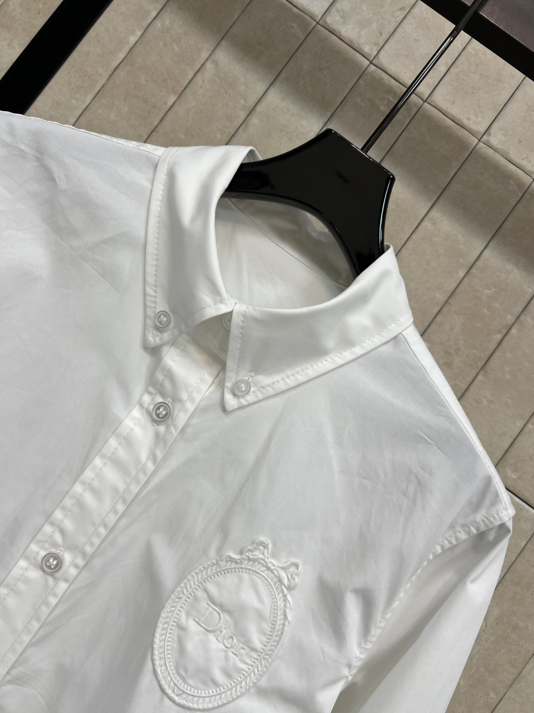 D家 26春夏新款 刺绣徽章衬衫 经典翻领+宽松版型 面料挺括透气 胸前精致同色系徽章刺绣 简约大气 前