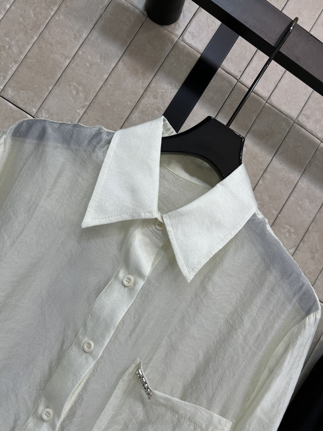 D家 26春夏新款 翻领长袖衬衫 经典翻领+单排扣设计 利落又知性 口袋金属饰扣点缀 低调彰显精致感 宽