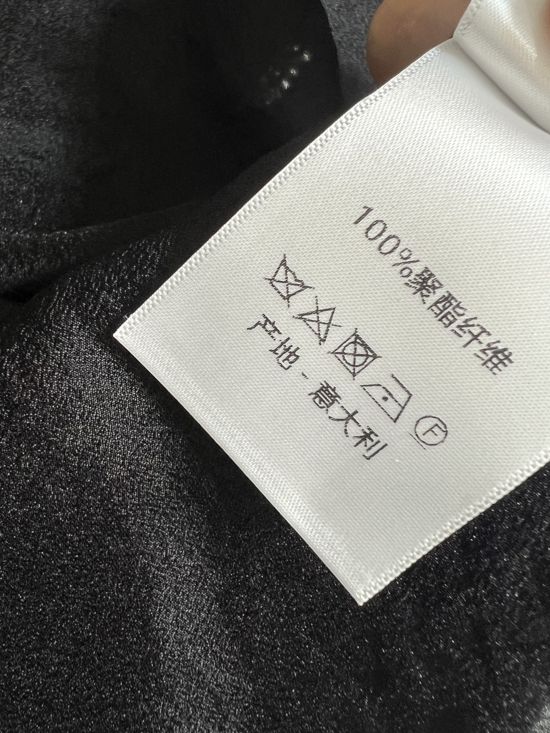 D家 26春夏新款 翻领长袖衬衫 经典翻领+单排扣设计 利落又知性 口袋金属饰扣点缀 低调彰显精致感 宽