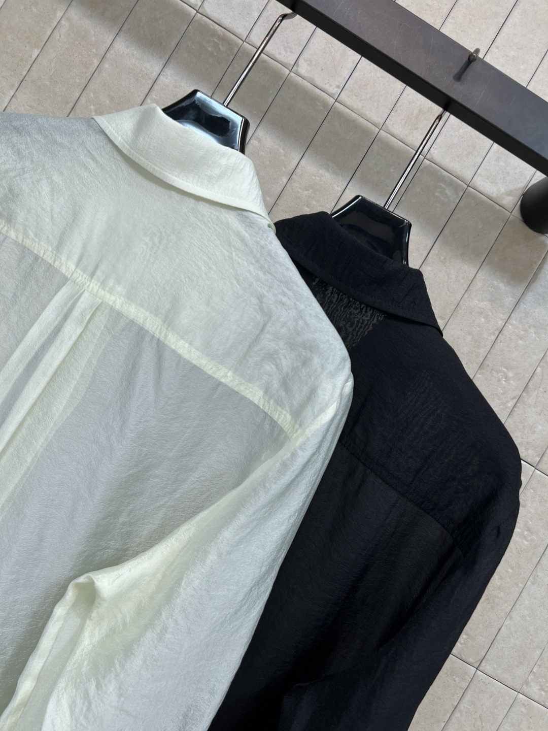 D家 26春夏新款 翻领长袖衬衫 经典翻领+单排扣设计 利落又知性 口袋金属饰扣点缀 低调彰显精致感 宽