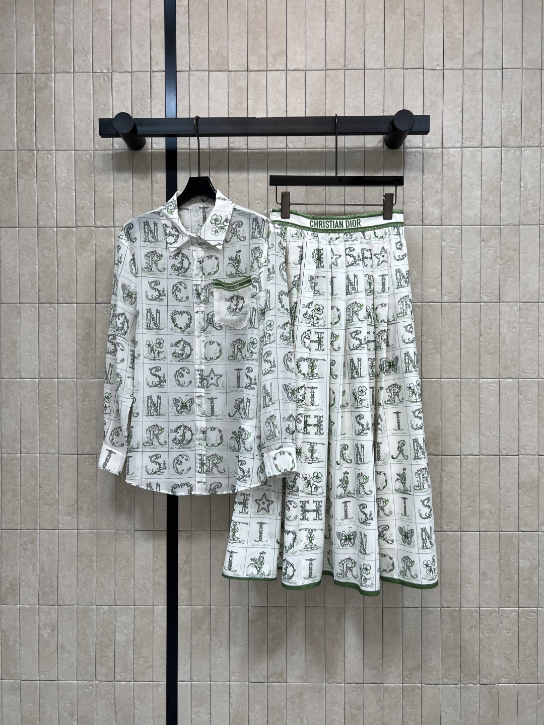 NO:796946,D Home 26 new spring and summer style letter print suit, lapel shirt + high waist skirt, light and thin fabric, breathable and not stuffy, perfect drape, easy to control for daily commuting or leisure, green trim + brand logo on the waist, full of details, match with shirts of the same series or simple tops, elegant and individual, two colors and three codes, Size/S-M-L,, dior, skirts, shirts,19860909D家 26春夏新款 字母印花套装 翻领衬衫+高腰大摆半裙 轻薄面料 透气不闷汗 垂坠感满分 日常通勤或休闲都能轻松驾驭 腰部绿色边饰+品牌标识 细节感拉满 搭配同系列衬衫或简约上衣 优雅又有个性 两色三码Size/S-M-L,,dior,skirts,shirts,,Women's clothing