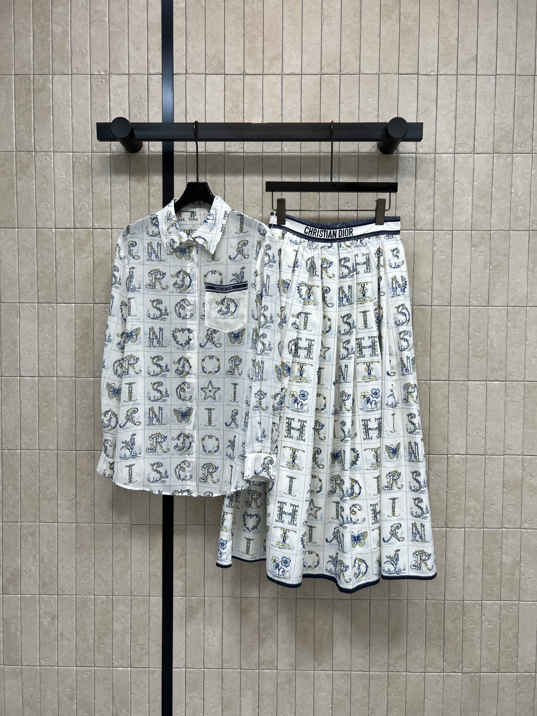 NO:796943,D Home 26 new spring and summer style letter print suit, lapel shirt + high-waisted skirt, light and thin fabric, breathable and not stuffy, perfect drape, easy to control for daily commuting or leisure, green trim + brand logo on the waist, full of details, match with the same series of shirts or simple tops, elegant and individual, two colors and three sizes, Size/S-M-L lining, dior, skirts, shirts,19860909D家 26春夏新款 字母印花套装 翻领衬衫+高腰大摆半裙 轻薄面料 透气不闷汗 垂坠感满分 日常通勤或休闲都能轻松驾驭 腰部绿色边饰+品牌标识 细节感拉满 搭配同系列衬衫或简约上衣 优雅又有个性 两色三码Size/S-M-L衬,,dior,skirts,shirts,,Women's clothing