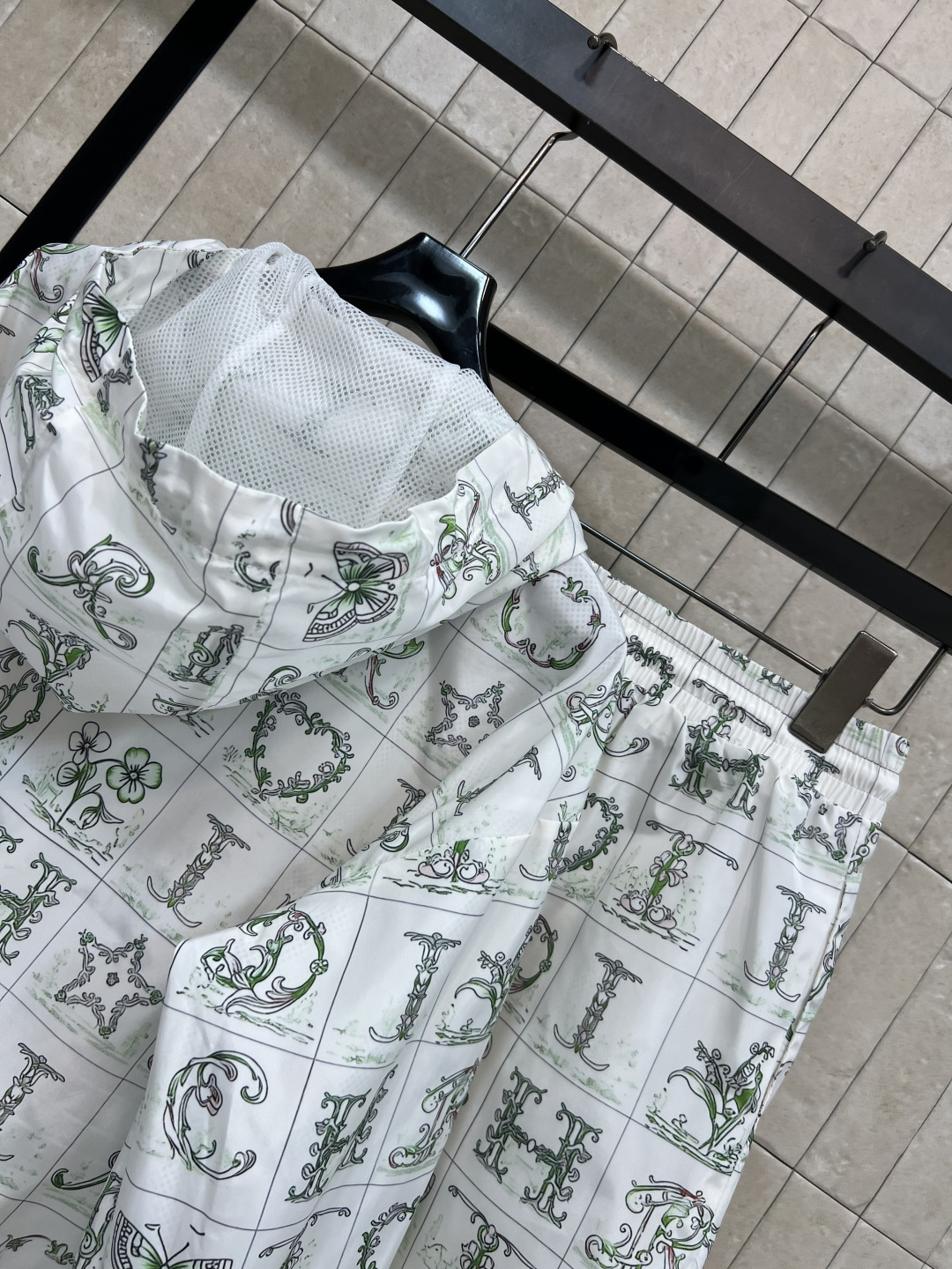 D家 26春夏新款 字母印花连帽套装 连帽外套+抽绳短裤 短款剪裁 穿脱方便又实用 袖口和下摆松紧收口 