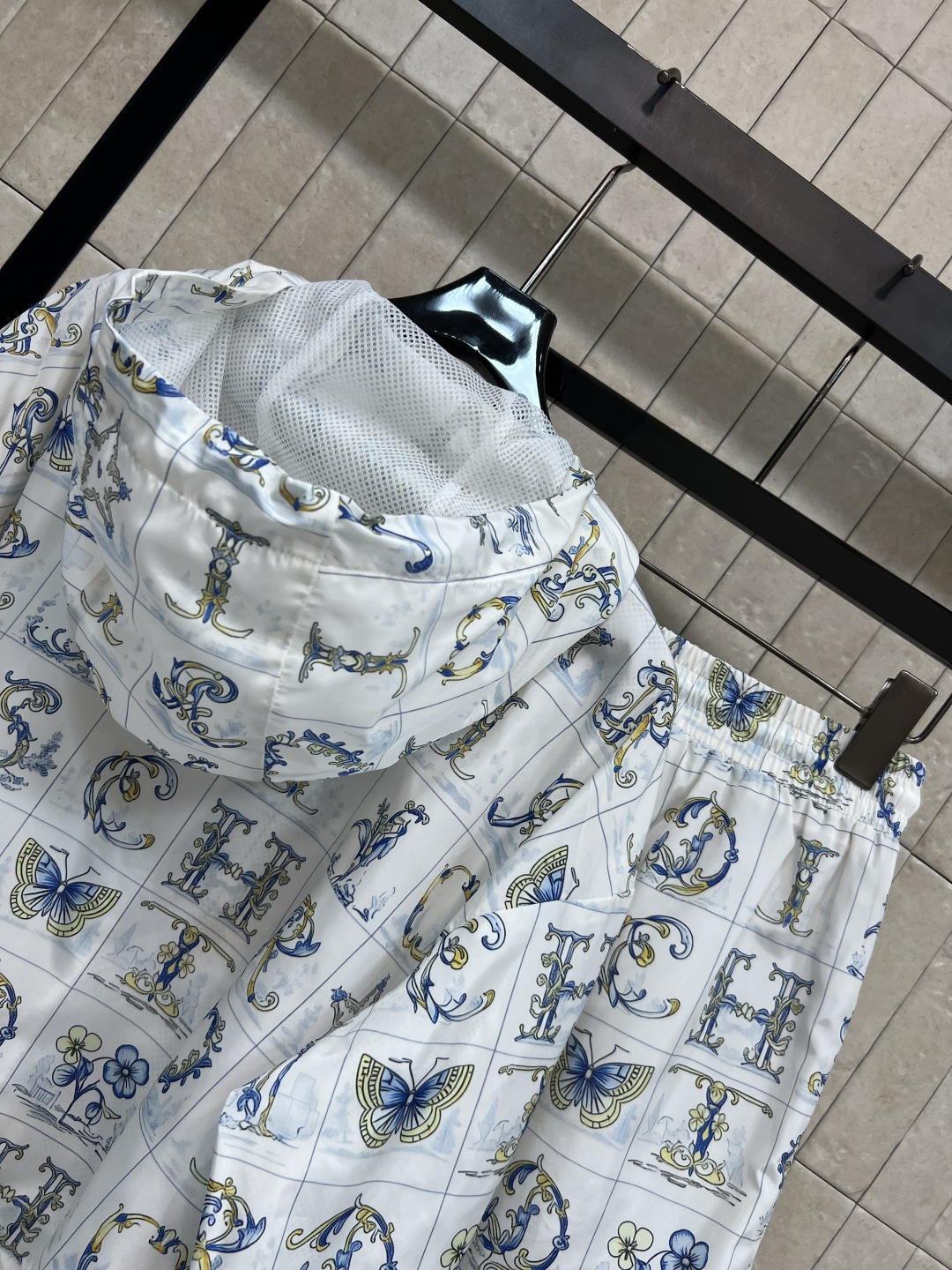 D家 26春夏新款 字母印花连帽套装 连帽外套+抽绳短裤 短款剪裁 穿脱方便又实用 袖口和下摆松紧收口 