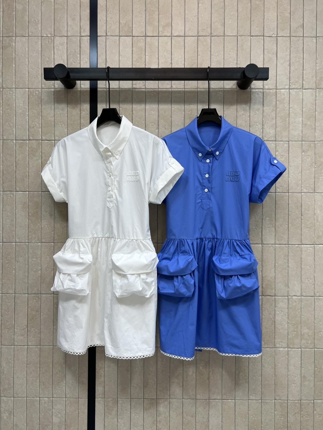 MIU家 26春夏新款 翻领口袋衬衫裙 经典翻领 半开扣设计 立体大口袋+褶皱收腰 藏肉显瘦一绝 透气纯
