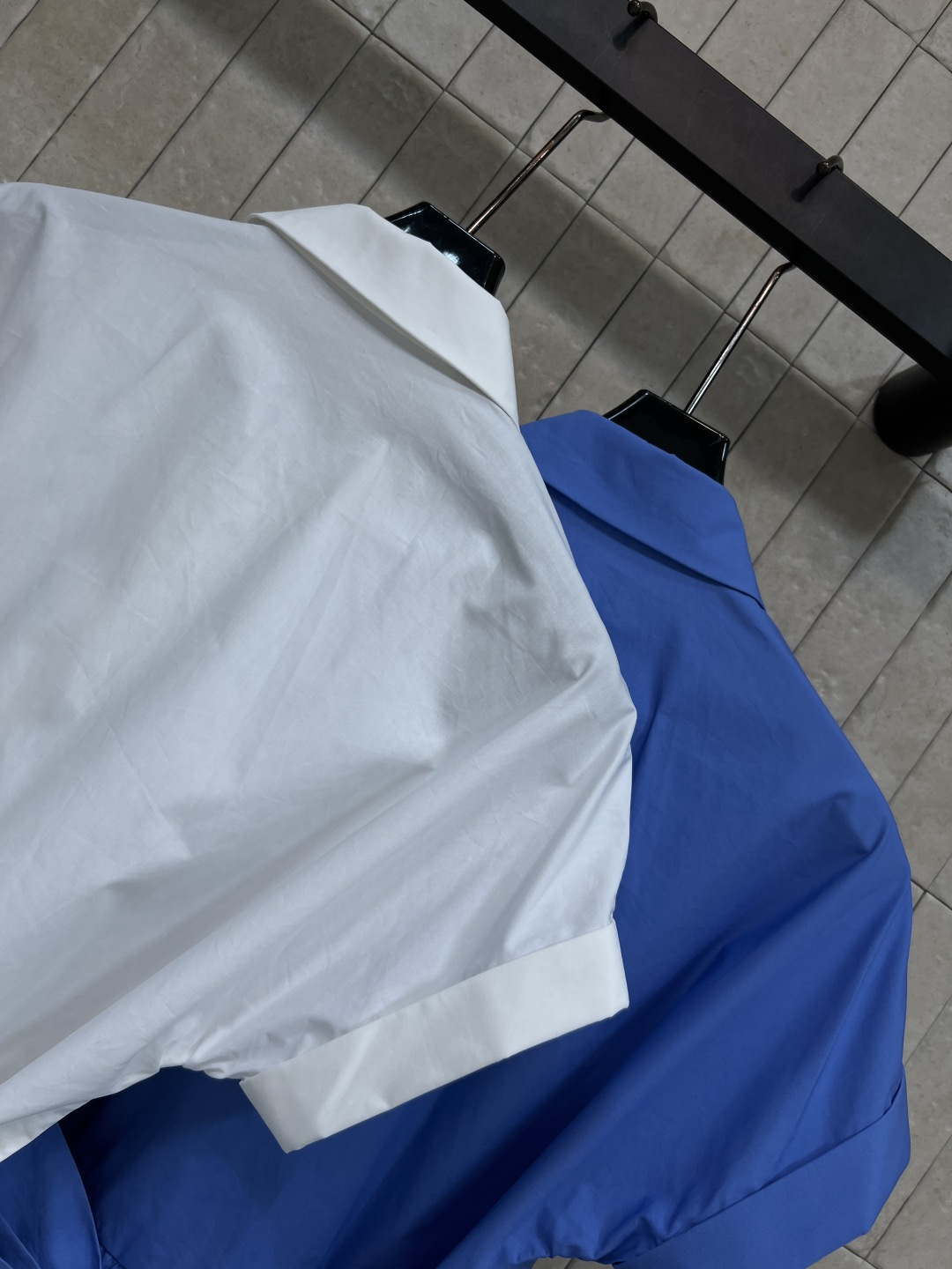 MIU家 26春夏新款 翻领口袋衬衫裙 经典翻领 半开扣设计 立体大口袋+褶皱收腰 藏肉显瘦一绝 透气纯