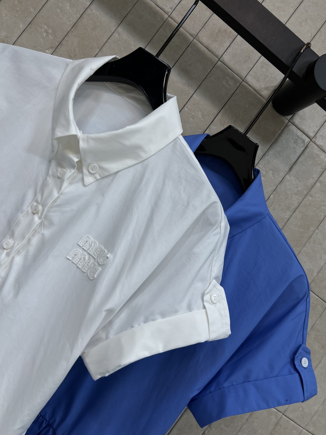 MIU家 26春夏新款 翻领口袋衬衫裙 经典翻领 半开扣设计 立体大口袋+褶皱收腰 藏肉显瘦一绝 透气纯