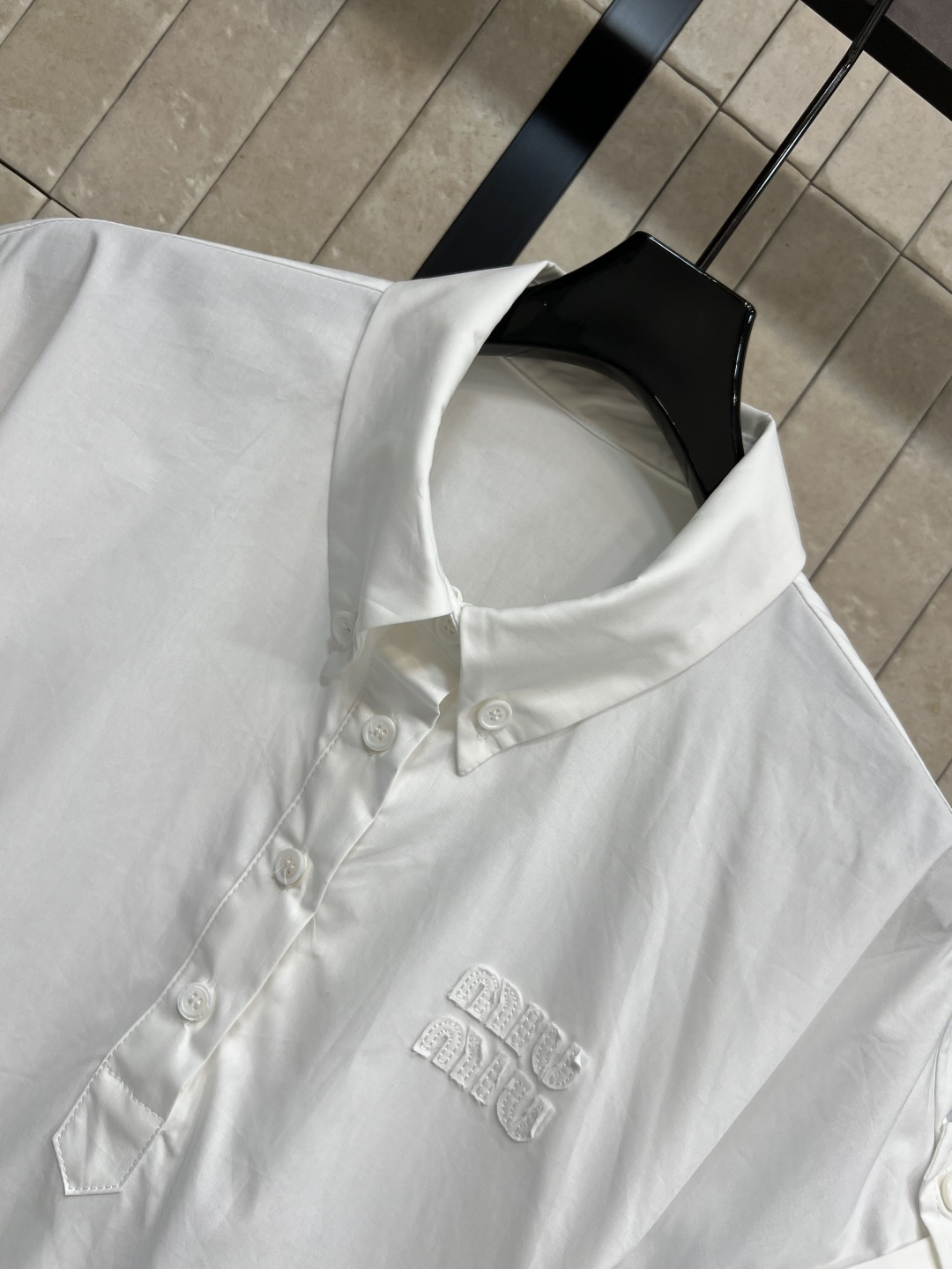MIU家 26春夏新款 翻领口袋衬衫裙 经典翻领 半开扣设计 立体大口袋+褶皱收腰 藏肉显瘦一绝 透气纯