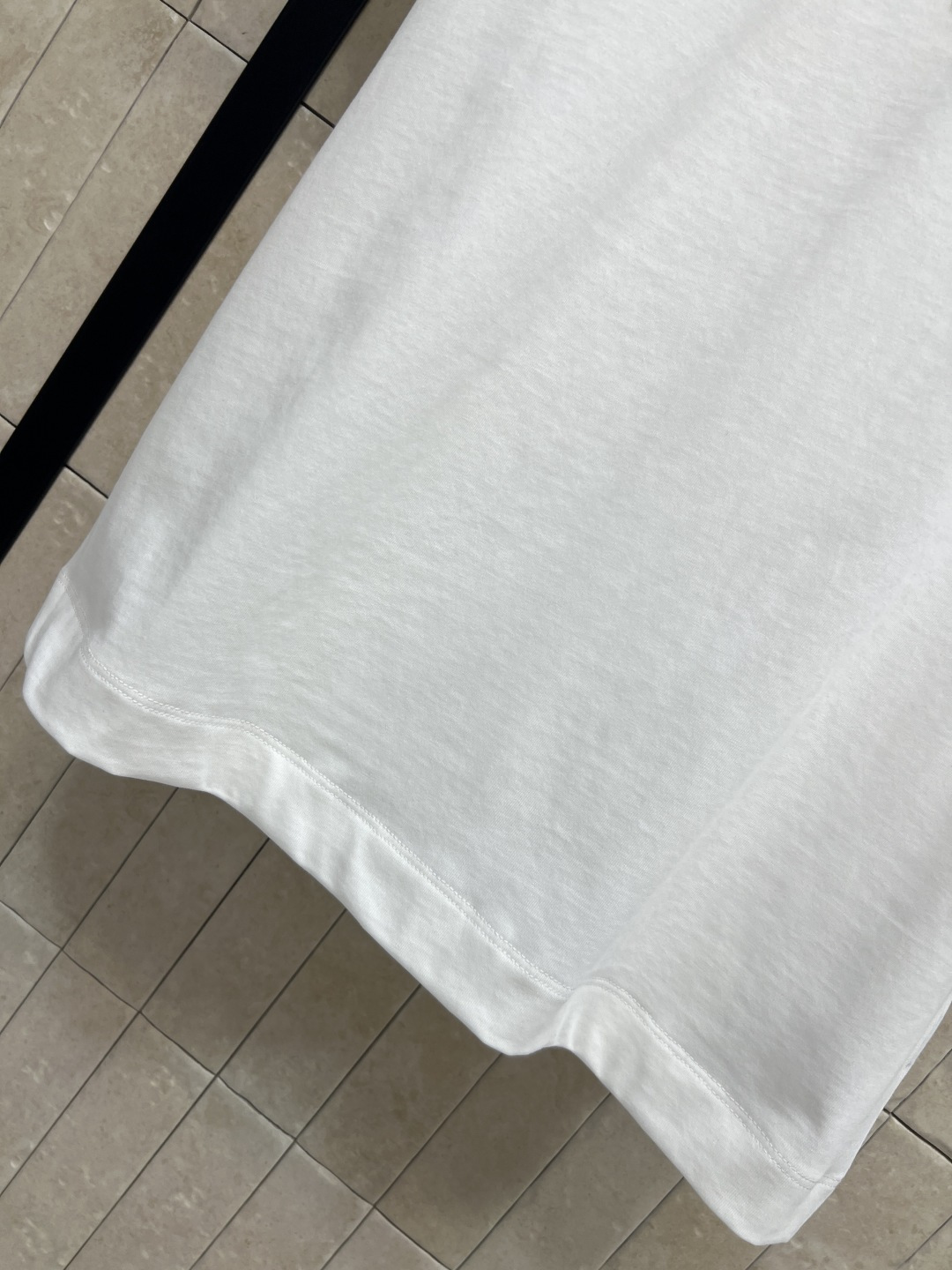 L家 26春夏新款 字母印花短袖 经典的圆领版型 面料棉质软糯亲肤 上身不紧绷 日常穿着超舒适 宽松度刚