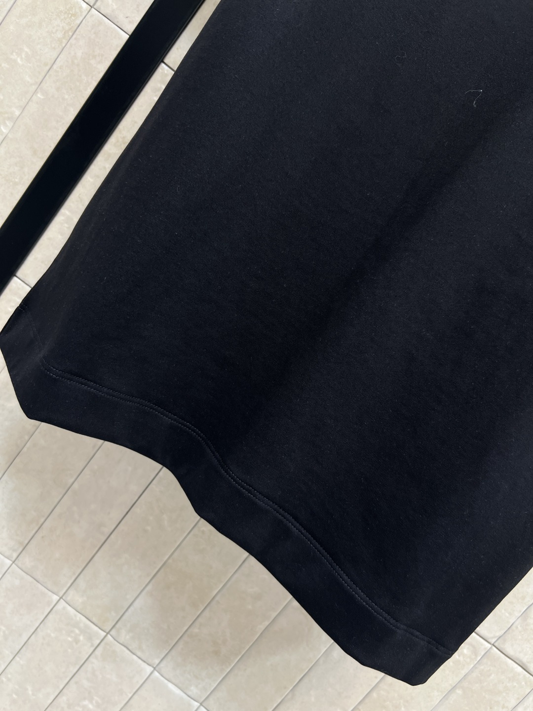 L家 26春夏新款 字母印花短袖 经典的圆领版型 面料棉质软糯亲肤 上身不紧绷 日常穿着超舒适 宽松度刚