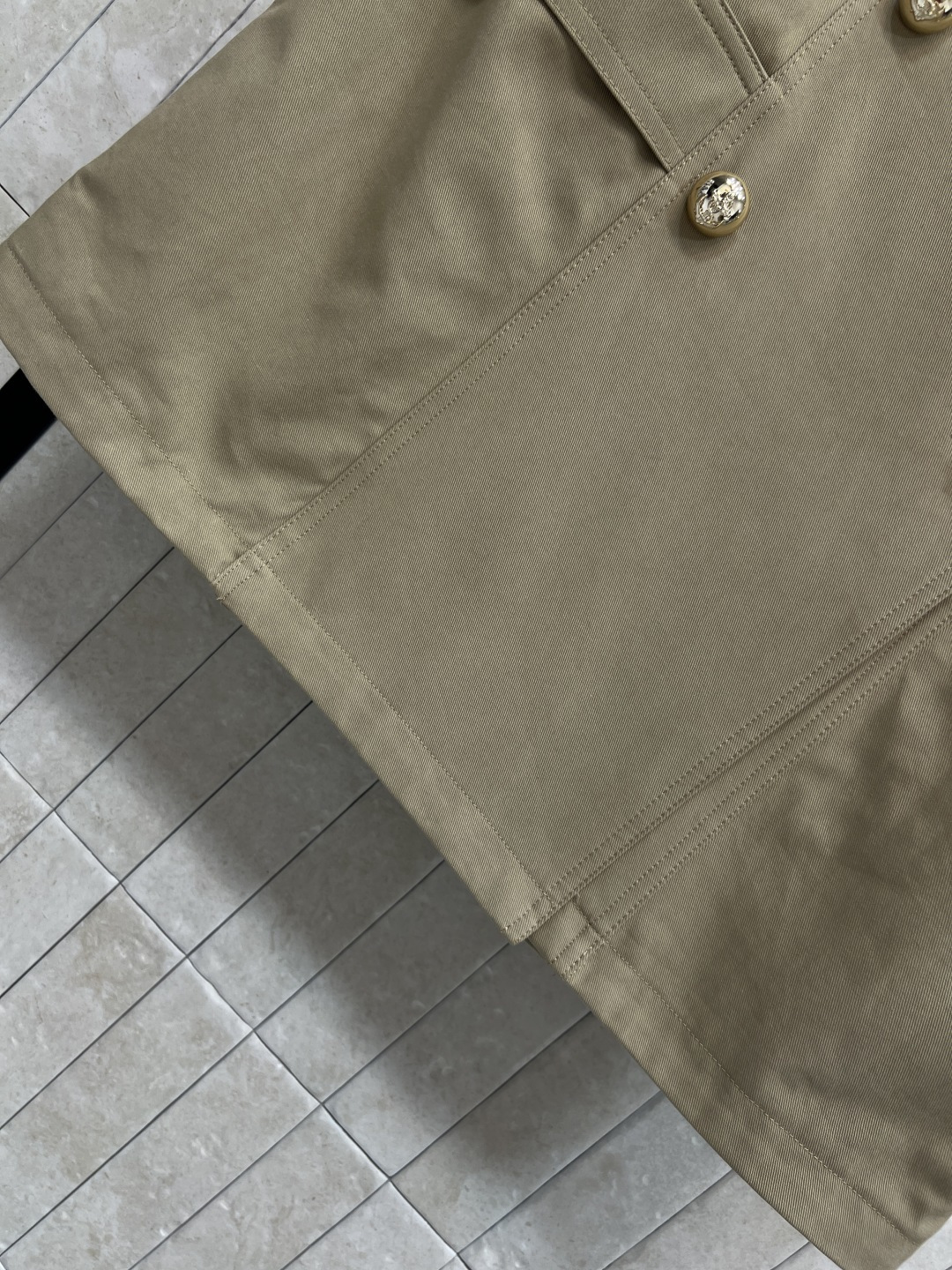 L家 26春夏新款 大口袋高腰短裙 棉质面料 耐磨又舒适 高腰A字版型+双排金扣 大口袋设计实用又时髦 