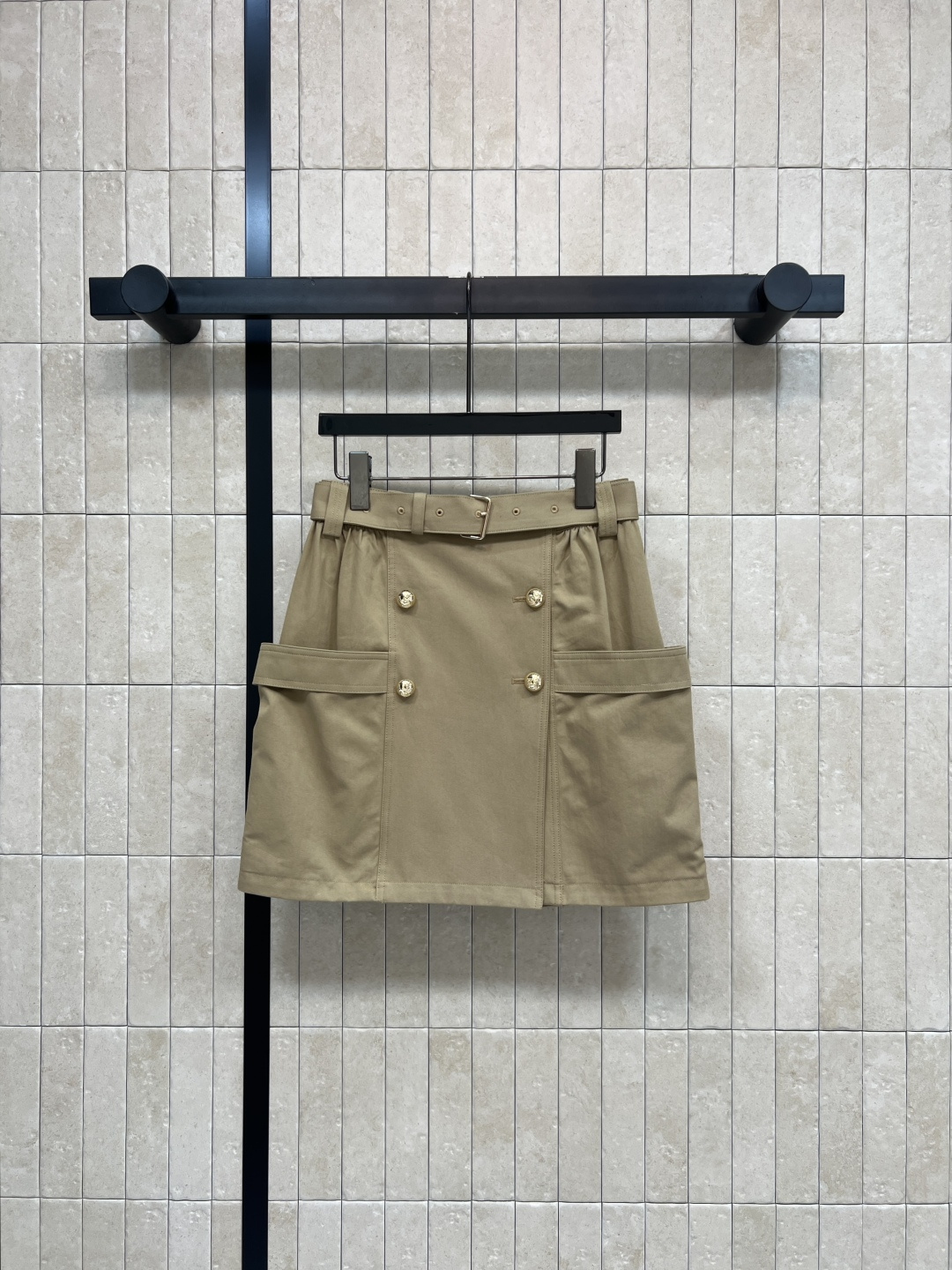 L家 26春夏新款 大口袋高腰短裙 棉质面料 耐磨又舒适 高腰A字版型+双排金扣 大口袋设计实用又时髦 