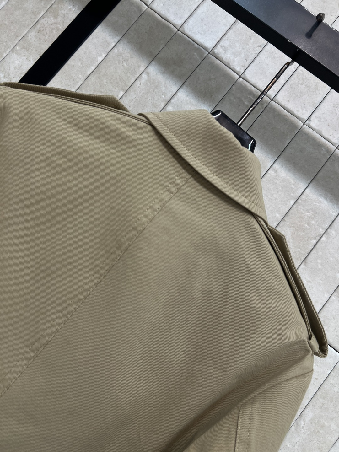 L家 26春夏新款 翻领短款外套 采用高品质棉质面料 轻便又舒适 肩章+金属纽扣设计 质感满满 短款高腰
