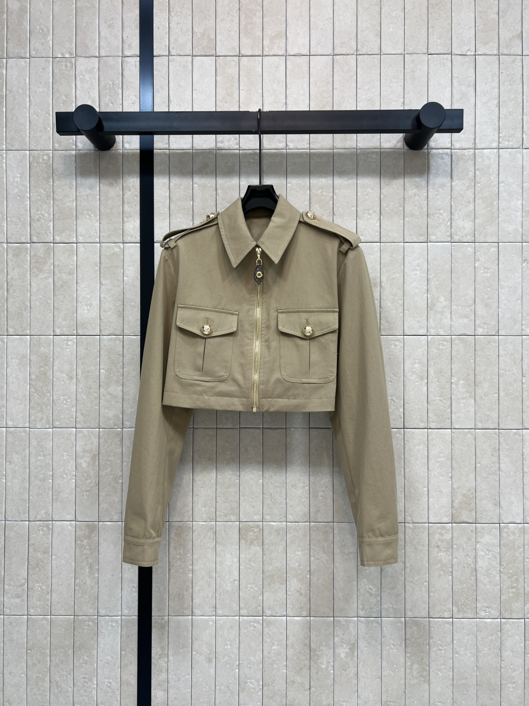 NO:796930,L's 26 spring and summer new model, lapel short jacket, made of high-quality cotton fabric, light and comfortable, epaulette + metal button design, full of texture, short high-waist design, covering the flesh and slimming, optimizing body proportions, suitable for daily commuting and going out, versatile, easy to wear with jeans and suit pants, fashionable and practical, four sizes in one color Size/S-M-L-XL,,louis vuitton,jeans,jackets & coats,business suit,19860909L家 26春夏新款 翻领短款外套 采用高品质棉质面料 轻便又舒适 肩章+金属纽扣设计 质感满满 短款高腰设计 遮肉显瘦 优化身材比例 日常通勤出街都很合适 百搭 搭牛仔裤 西装裤 都能轻松驾驭 时髦又实用 一色四码 Size/S-M-L-XL,,louis vuitton,jeans,jackets & coats,business suit,,Women's clothing