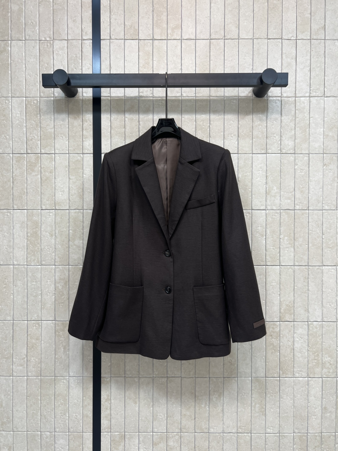 NO:796921,L's 26 spring and summer new style V-neck suit jacket. Breathable linen fabric, not stuffy and sweaty for commuting. Large pockets + leather cuff labels + lining of the same color. Fine workmanship, low-key and texture. Loose fit that does not pick on the figure. Simple and elegant. Easy to control for daily commuting. It is OK to match with shirts, T-shirts or sweaters. Four sizes in one color. Size/S-M-L-XL,, louis vuitton, jackets & coats, shirts, tees, t-shirt, business suit,19860909L家 26春夏新款 V领西装外套 亚麻面料透气 通勤穿不闷汗 大口袋+袖口皮标+同色系里衬 做工精细 低调有质感 宽松版型不挑身材 简约大气 通勤日常都能轻松驾驭 搭配衬衫 T恤或针织衫都很OK 一色四码 Size/S-M-L-XL,,louis vuitton,jackets & coats,shirts,tees，t-shirt,business suit,,Women's clothing