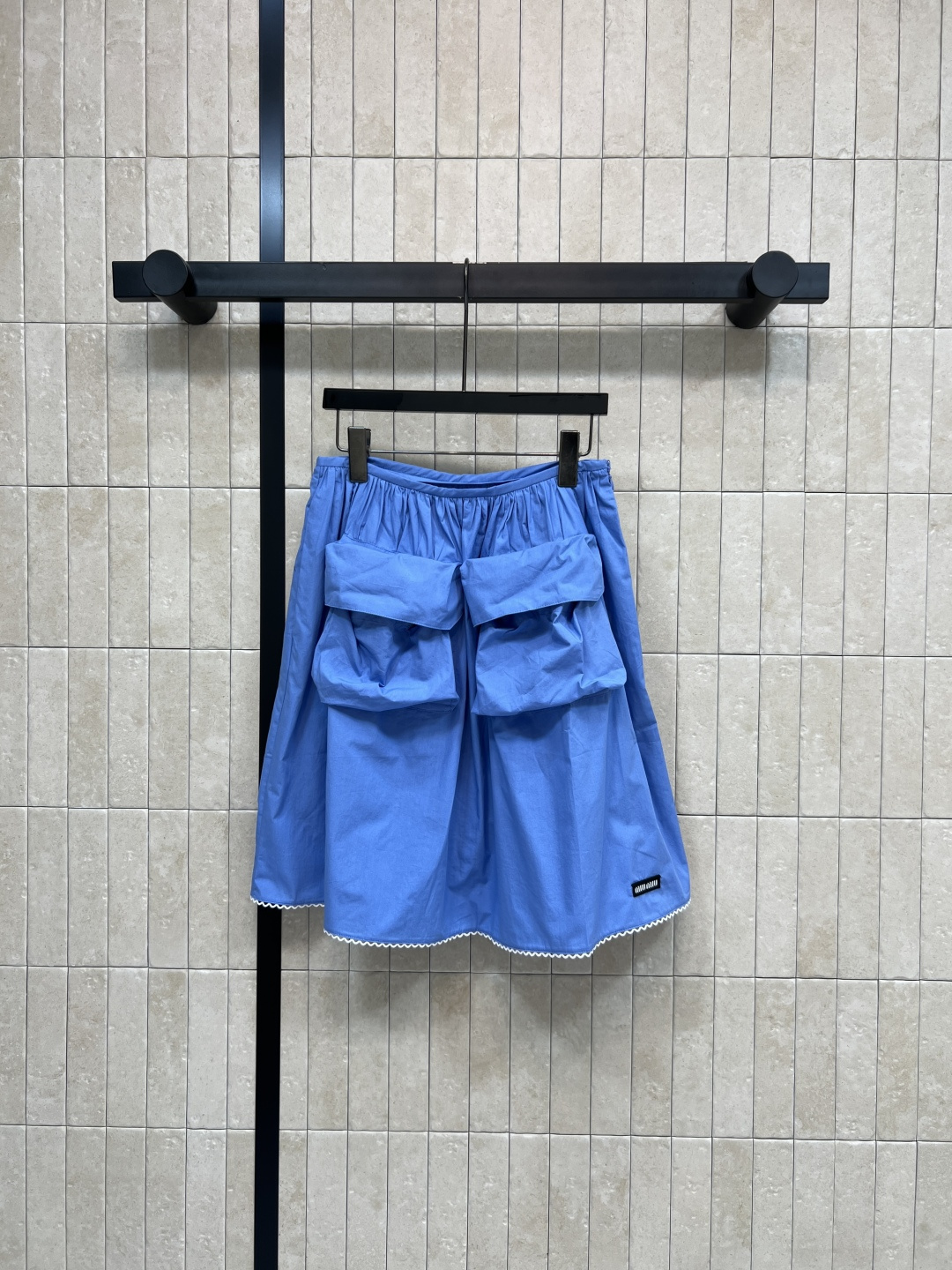 MIU家 26春夏新款 大口袋半裙 面料轻薄透气 宽松A字版型+大口袋，实用又时髦 松紧腰设计 适合多种