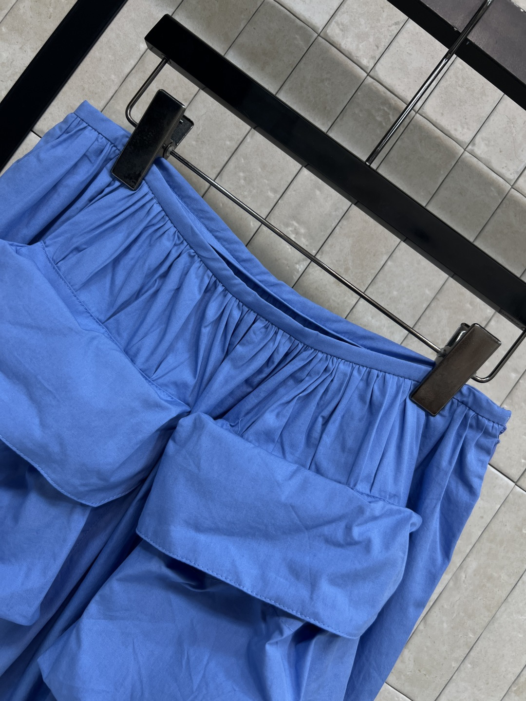 MIU家 26春夏新款 大口袋半裙 面料轻薄透气 宽松A字版型+大口袋，实用又时髦 松紧腰设计 适合多种