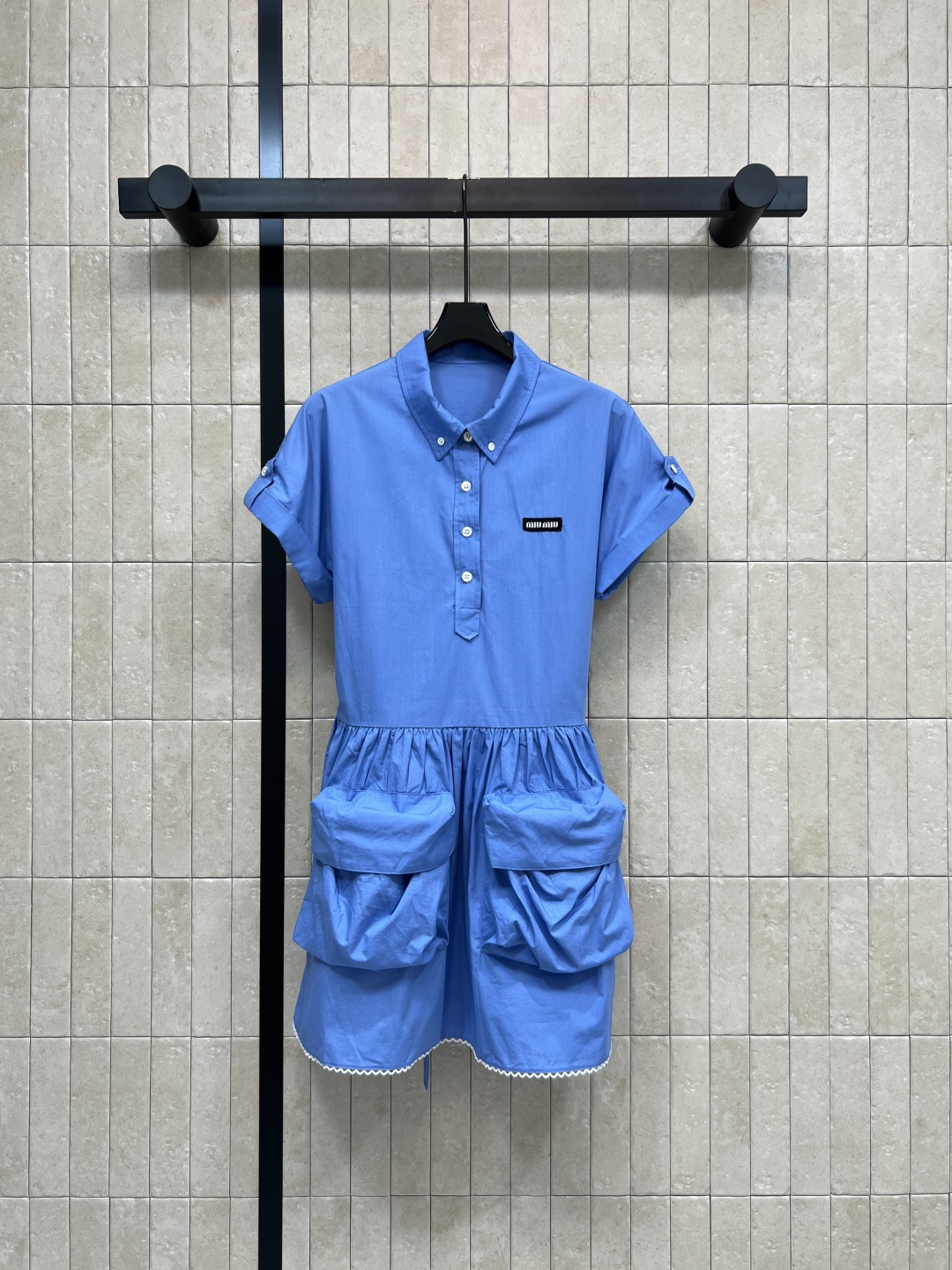 MIU家 26春夏新款 翻领口袋衬衫裙 经典翻领 半开扣设计 立体大口袋+褶皱收腰 藏肉显瘦一绝 透气纯