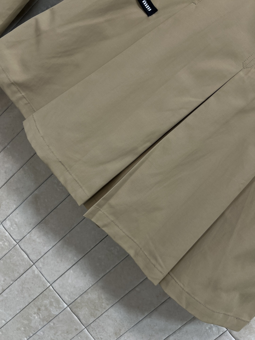 MIU家 26春夏新款 卡其色马甲套装 翻领格纹马甲+百褶短裙 上衣立体口袋 细节都精致 A字半裙设计 