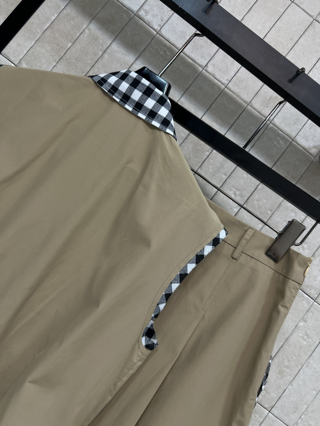 MIU家 26春夏新款 卡其色马甲套装 翻领格纹马甲+百褶短裙 上衣立体口袋 细节都精致 A字半裙设计 