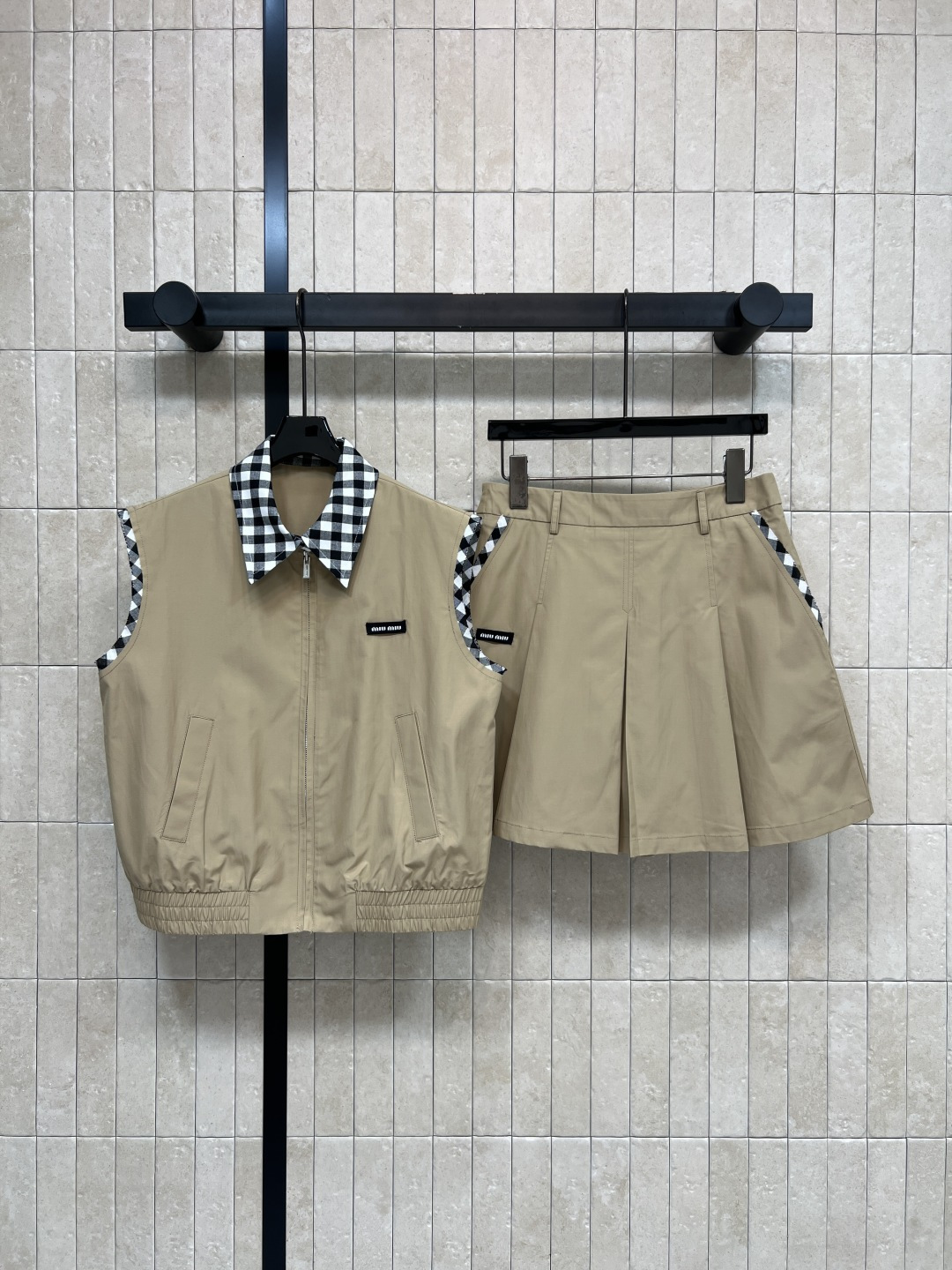 NO:797557,MIU Home 26 new spring and summer khaki vest suit Lapel plaid vest + pleated skirt Three-dimensional top pockets Exquisite details  You can easily manage one color and three sizes for daily commuting. Size/S-M-L, miumiu, skirts, shirts, tees, t-shirt, business suit,19860909MIU家 26春夏新款 卡其色马甲套装 翻领格纹马甲+百褶短裙 上衣立体口袋 细节都精致 A字半裙设计 恰到好处的短裙长度 对各种身材都友好 藏肉显瘦 成套穿减龄感拉满 拆分搭配T恤 衬衫 西装 解锁N种穿搭 日常通勤都能轻松驾驭一色三码Size/S-M-L,,miumiu,skirts,shirts,tees，t-shirt,business suit,,Women's clothing