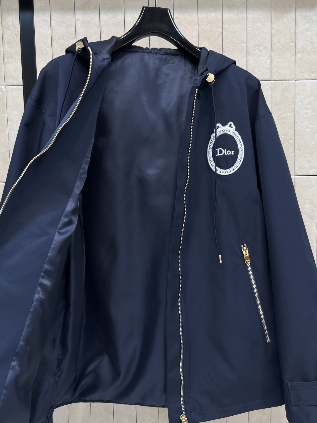 D家 26春夏新款 刺绣连帽外套 经典连帽+利落拉链 胸前精致刺绣细节拉满 简约又低调细节感满满 宽松廓