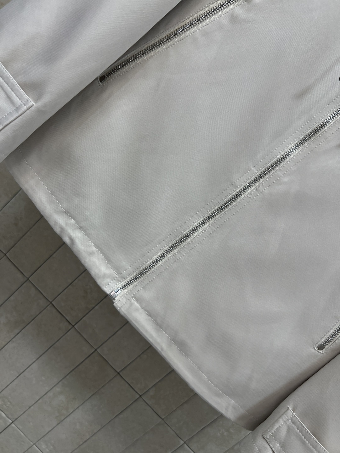 D家 26春夏新款 刺绣连帽外套 经典连帽+利落拉链 胸前精致刺绣细节拉满 简约又低调细节感满满 宽松廓