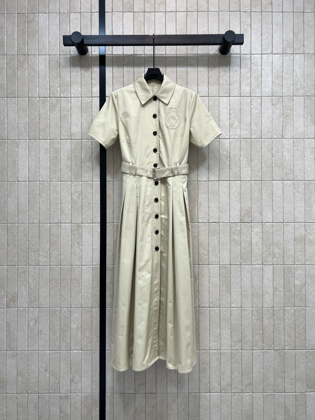 D家 26春夏新款 短袖衬衫连衣裙 经典翻领+利落排扣 纯棉透气面料 透气不闷汗 同色系腰带精准收腰 腰