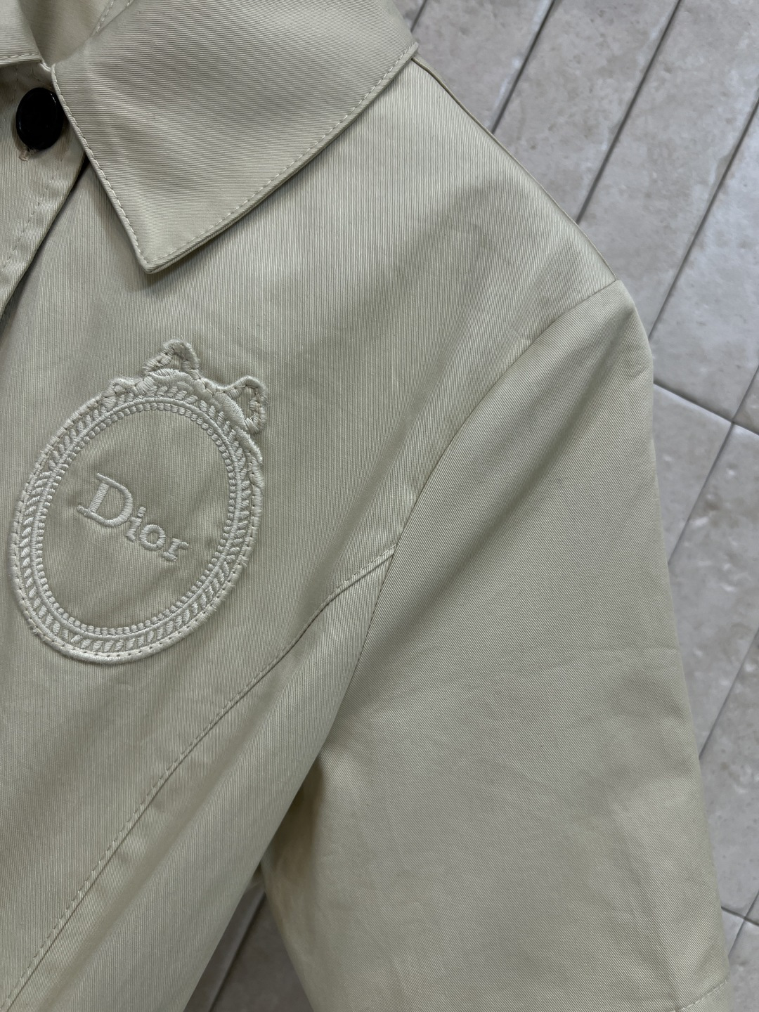 D家 26春夏新款 短袖衬衫连衣裙 经典翻领+利落排扣 纯棉透气面料 透气不闷汗 同色系腰带精准收腰 腰