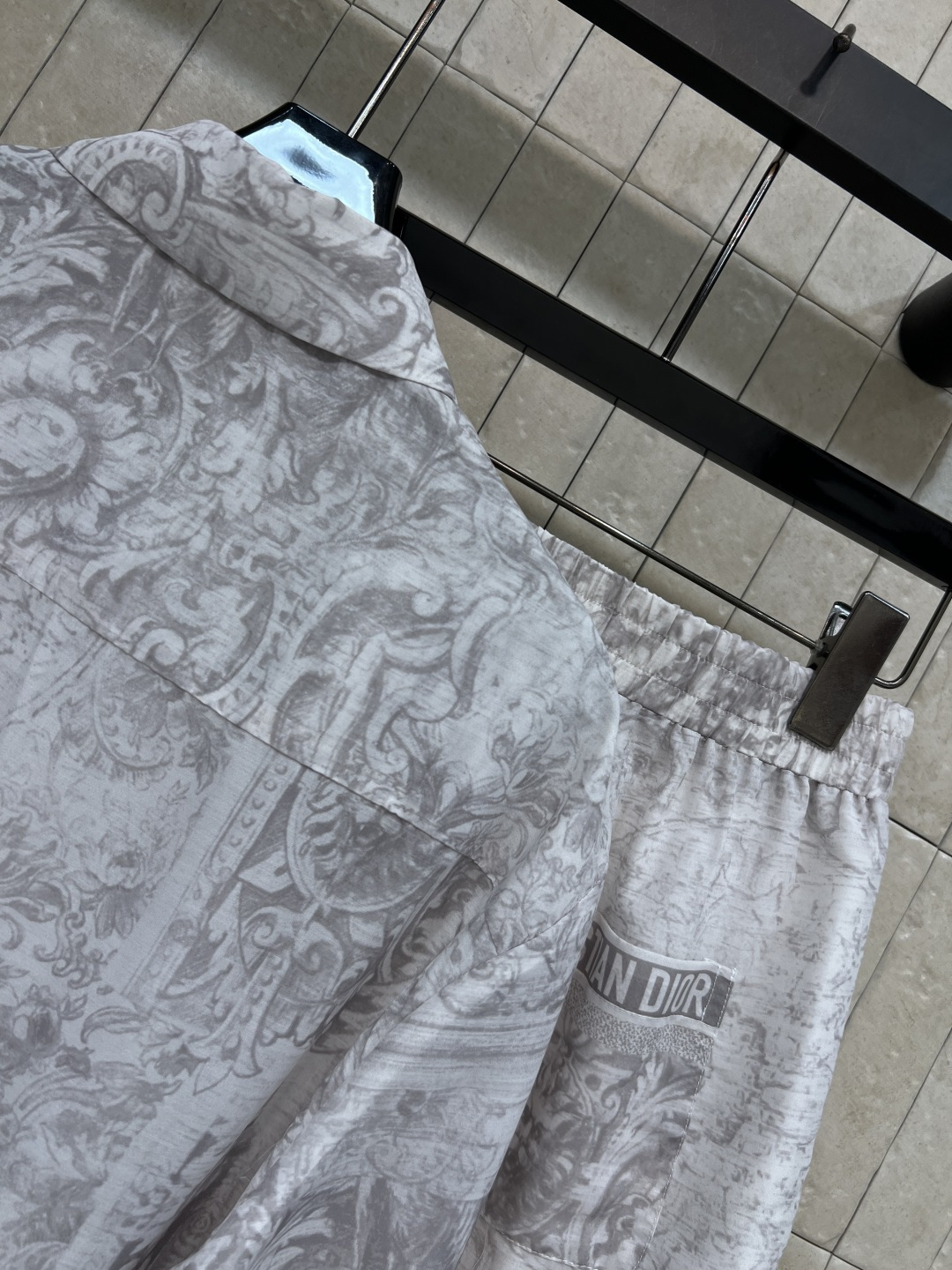 D家 26春夏新款 复古印花套装 翻领长袖衬衫+高腰休闲短裤 松弛感直接拉满 面料轻薄透气 衬衫袖口 口
