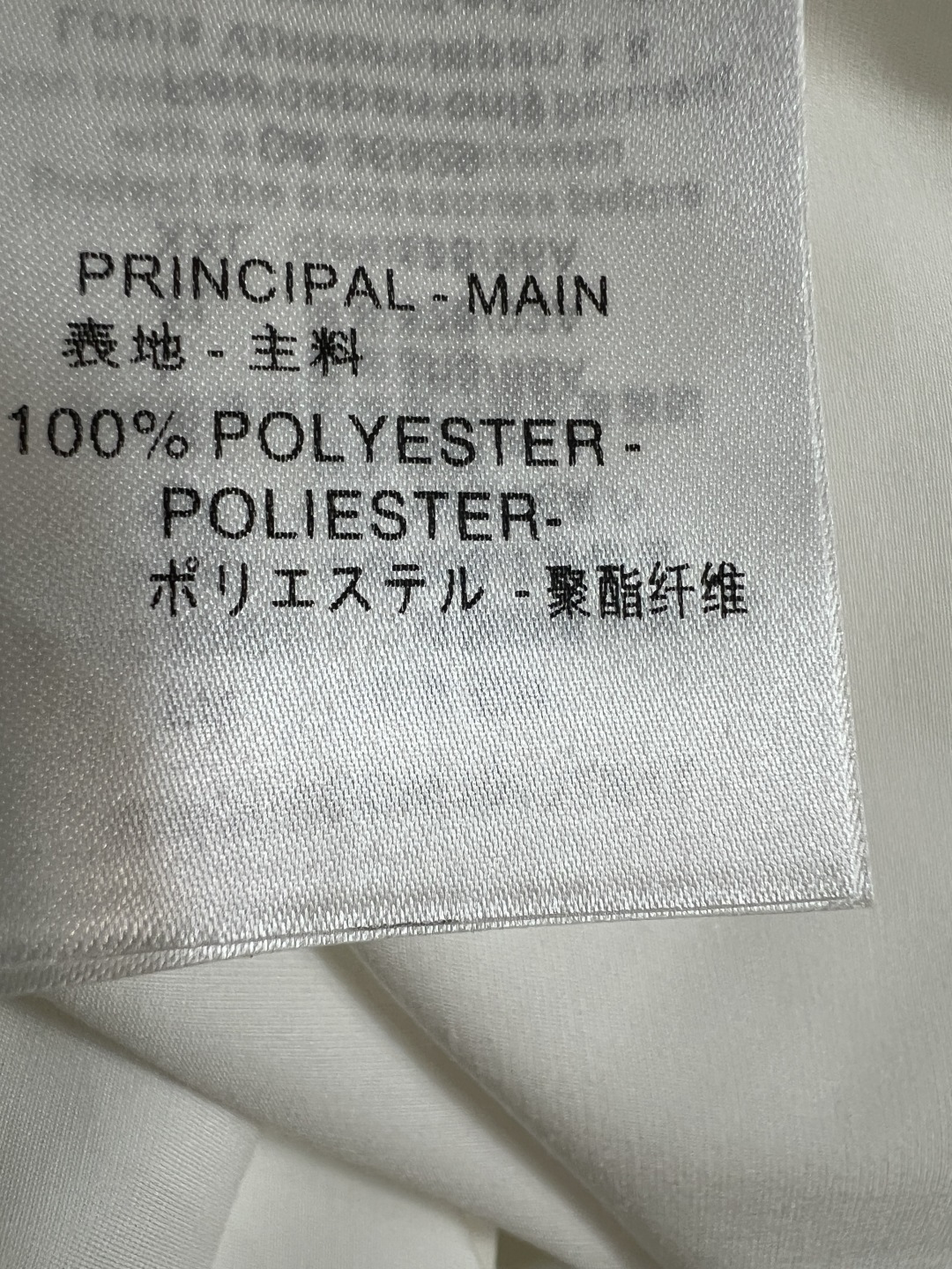 D家 26春夏新款 白色刺绣口袋衬衫 利落翻领+前短后长剪裁 面料透气挺括 宽松版型 口袋处的立体贴花是