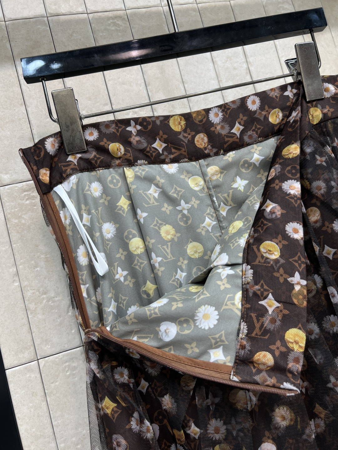 L家 26春夏新款 ​​老花网纱半身裙 高腰设计 修饰腿型 藏肉显瘦 经典老花还有花卉满印 沉稳大气 黑