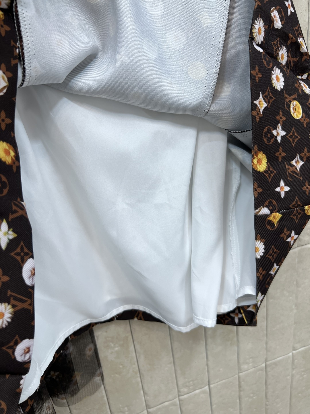 L家 26春夏新款 老花无袖连衣裙 圆领无袖+A字大摆无袖 老花元素 清新小雏菊满印 永不过时的时尚 面