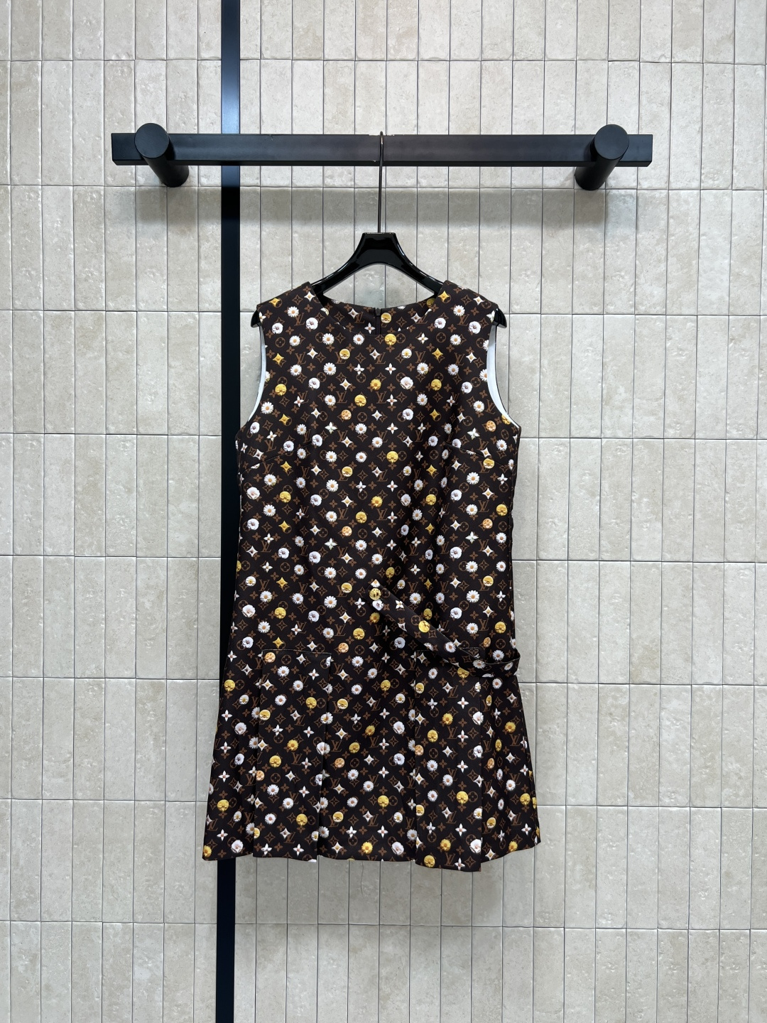 NO:797971,L's 26 new spring and summer style presbyopia sleeveless dress, round neck sleeveless + A-line sleeveless, presbyopia elements, fresh daisies all over the print, timeless fashion, the fabric has its own three-dimensional sense, not clinging to the flesh, not bulky, suitable for spring and summer, looks great alone or with a coat, can be easily worn in daily parties, formal occasions, three sizes in one color, Size/S-M-L,, louis vuitton, skirts, jackets & coats,19860909L家 26春夏新款 老花无袖连衣裙 圆领无袖+A字大摆无袖 老花元素 清新小雏菊满印 永不过时的时尚 面料自带立体感 不贴肉不臃肿 适合春夏 单穿或搭配外套都很出彩 日常 聚会 正式场合都能轻松驾驭 一色三码 Size/S-M-L,,louis vuitton,skirts,jackets & coats,,Women's clothing