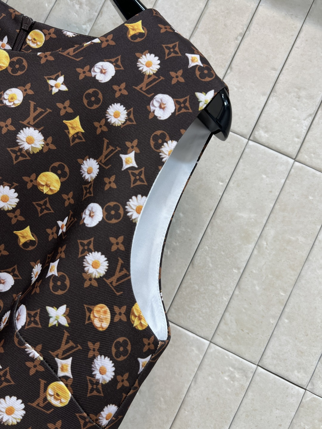 L家 26春夏新款 老花无袖连衣裙 圆领无袖+A字大摆无袖 老花元素 清新小雏菊满印 永不过时的时尚 面