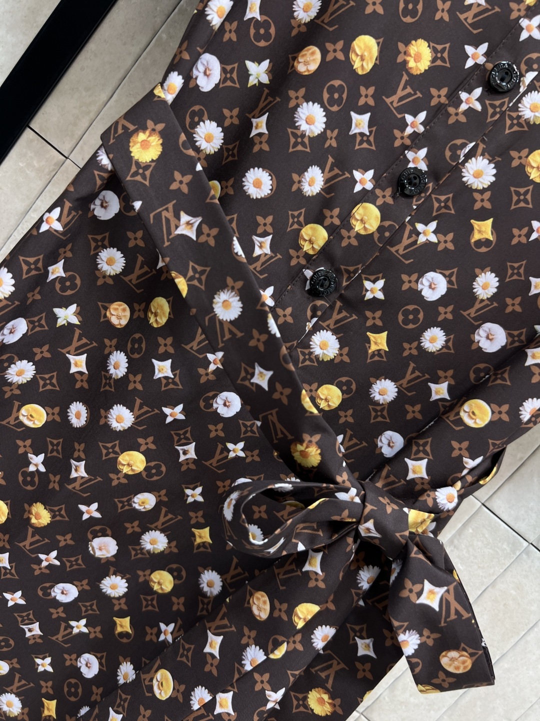 L家 26春夏新款 老花短袖连衣裙 立领单排扣+可调节腰带 收腰显瘦 A字裙摆藏肉遮胯 同色系腰带设计 