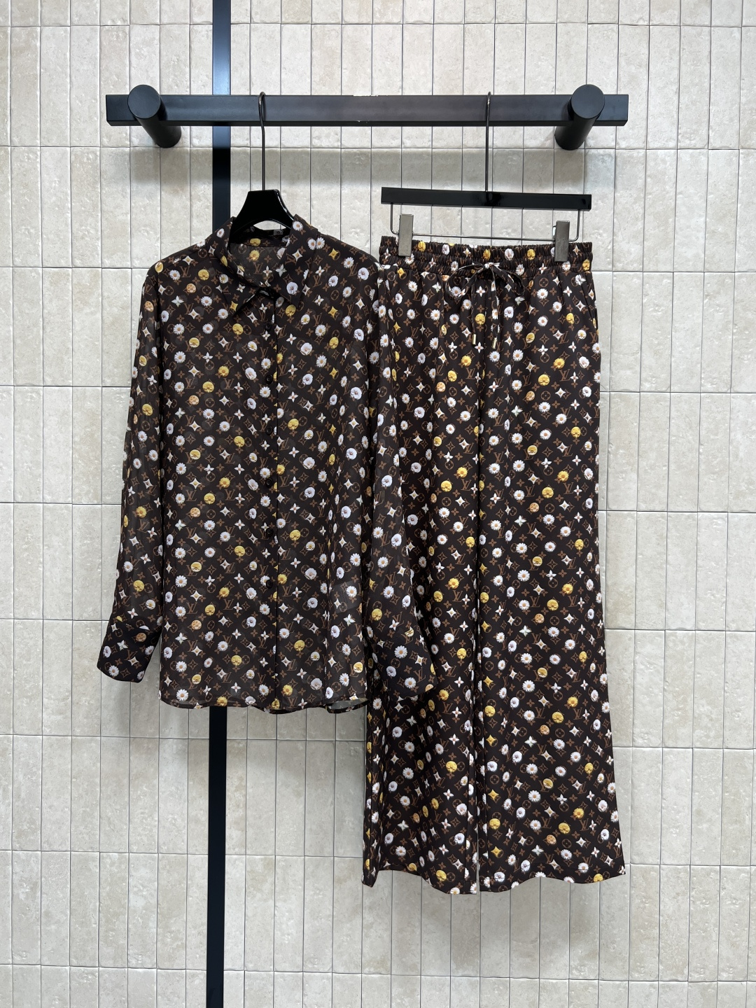 NO:797988,Tops, trousers, L home 26 spring and summer new style, all-over printed presbyopic suit, lapel loose shirt + elastic waist wide-leg pants, all-over printed classic presbyopic flowers and fresh daisies, retro and age-reducing, drapey wide-leg pants, loose-fitting shirts that don’t pick up on the figure, one set can directly capture the French laziness, commuting, vacation, and daily outings, can be worn in three sizes in one color Size/S-M-L,, louis vuitton, shirts,19860909上衣 长裤L家 26春夏新款 满印老花套装 翻领宽松衬衫+松紧腰阔腿裤 满印经典老花还有清新小雏菊 复古又减龄 垂坠的阔腿裤 衬衫宽松版型不挑身材 一套穿直接拿捏法式慵懒感 通勤 度假 日常出街都能穿 一色三码 Size/S-M-L,,louis vuitton,shirts,,Women's clothing