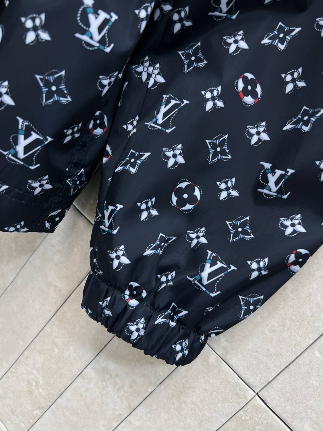 L家 26春夏新款 老花收腰连帽外套 满印老花+收腰显瘦 连帽设计 色抽绳还有精致绳头 提升整体精致度 
