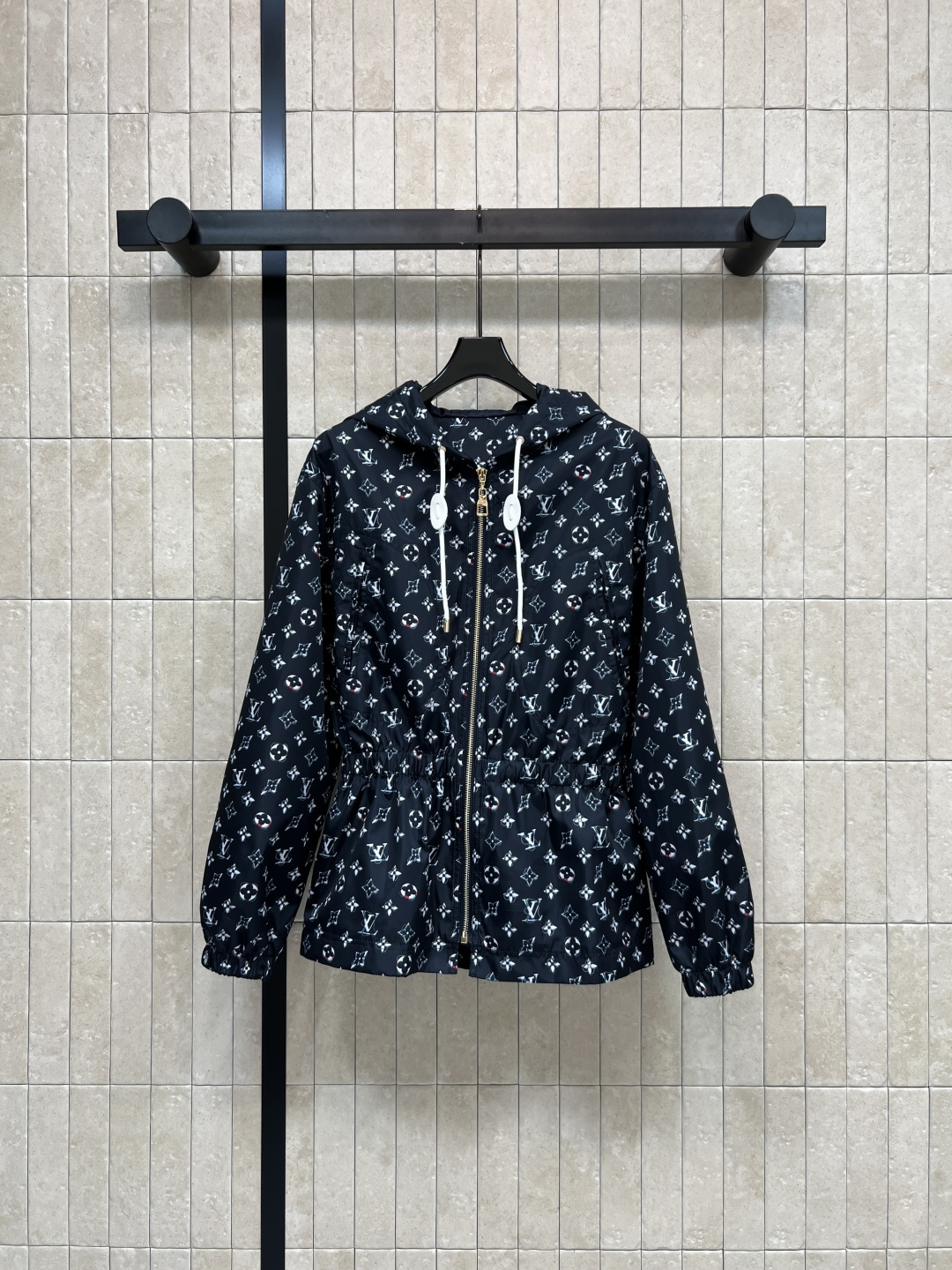 NO:798333,L's 26 spring and summer new style Presbyopia waisted hooded jacket Fully printed presbyopia + waist slimming Hooded design Colored drawstrings and exquisite rope ends enhance the overall sophistication Light and breathable fabric Looks great with jeans or skirts Commuting, outdoor, and everyday can be easily managed Casual and textured Four sizes in one color Size/S-M-L-XL,, louis vuitton, skirts, jeans, jackets & coats, hats,19860909L家 26春夏新款 老花收腰连帽外套 满印老花+收腰显瘦 连帽设计 色抽绳还有精致绳头 提升整体精致度 轻薄透气面料 搭牛仔裤 搭半身裙都很好看 通勤 户外 日常都能轻松驾驭 休闲又有质感 一色四码 Size/S-M-L-XL,,louis vuitton,skirts,jeans,jackets & coats,hats,,Women's clothing